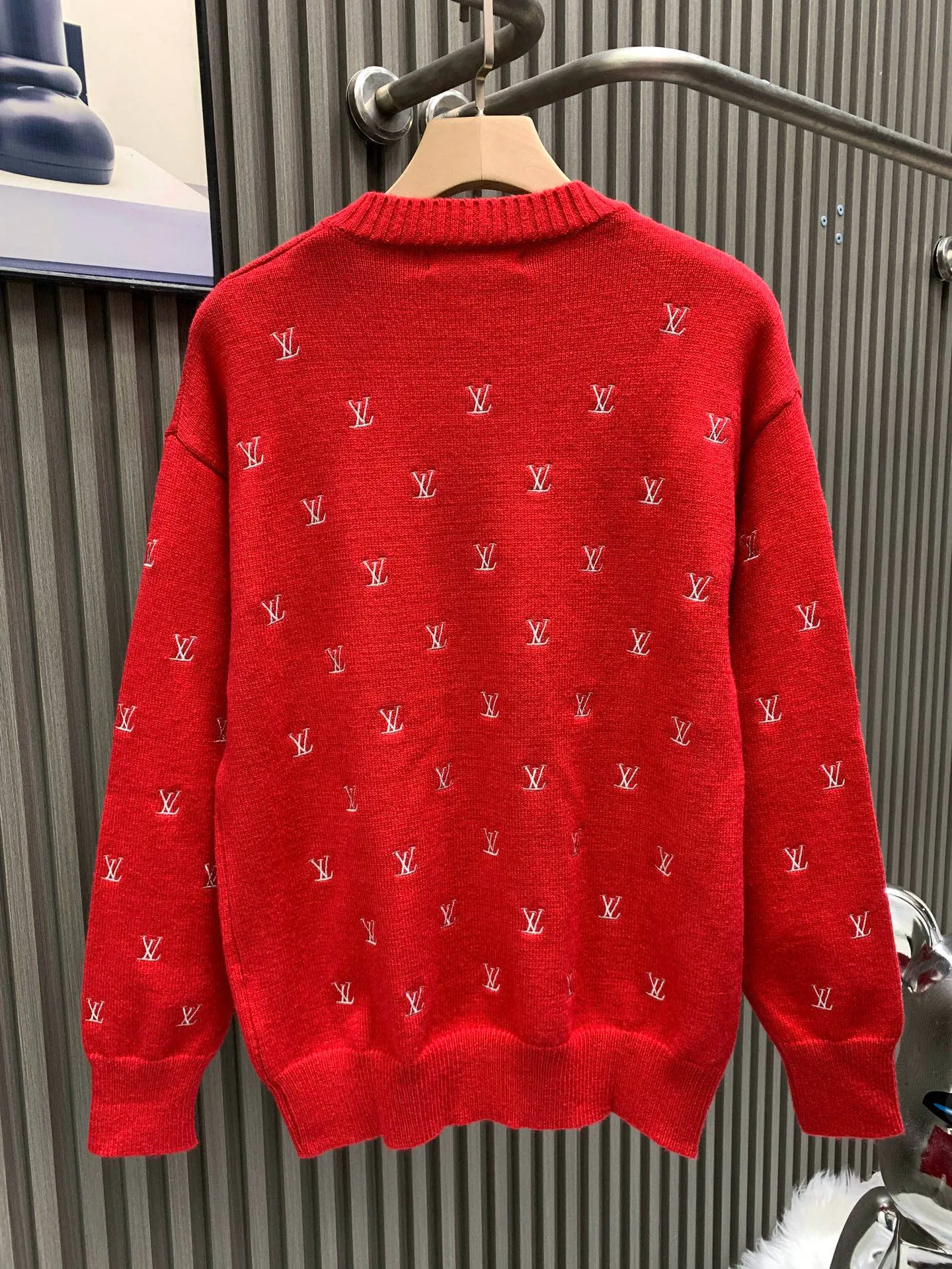 🅿️340 🀄️ Louis Vuitton 25* New New Year's style early autumn loose casual sports crew neck pullover Classic old flower all-over printed pattern Complex logo embroidery on the whole body Recommended by many Internet celebrity upper body Full of atmosphere and in place details Super correct fit Standard for early spring Heavy washing process is soft and comfortable Soft touch The upper body is not tight The fabric texture is tough The upper body is wide and comfortable The silhouette is cut to look slim and stylish It is washable and not easy to fall off. It is super fashionable and versatile, giving it a fashionable street feel. The overall loose fit. If you like it, don’t miss it. A must-have item in red for the Chinese New Year.